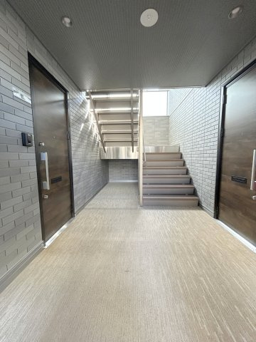 東村山市秋津町５丁目のアパートのロビー