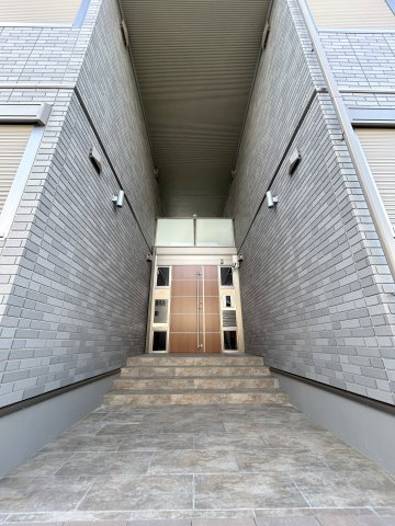 東村山市秋津町５丁目のアパートのエントランス