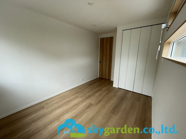 鎌倉市稲村ガ崎5丁目　新築戸建　全1棟1号棟の子供部屋|明るい室内