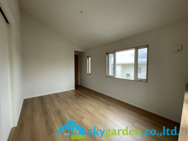 鎌倉市稲村ガ崎5丁目　新築戸建　全1棟1号棟の寝室|落ち着いた色調の寝室です