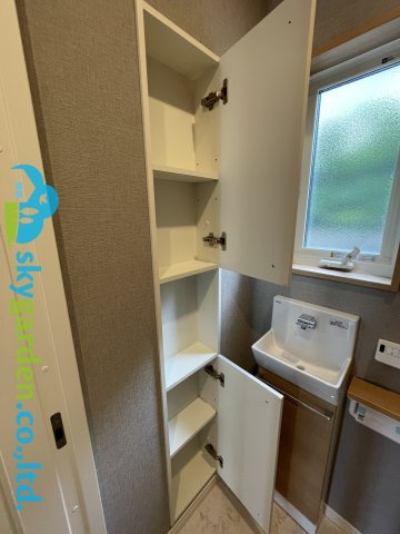 鎌倉市稲村ガ崎5丁目　新築戸建　全1棟1号棟の内装|トイレ内の壁収納