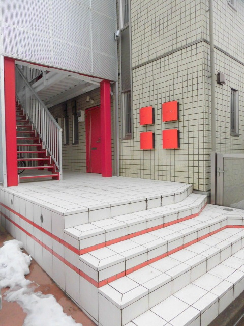 K HOUSEのエントランス|アクセントカラーが入ったお洒落なエントランス