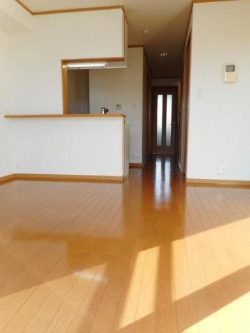 【居間・リビング】 | フロラシオン　草間 | こちらの居間で趣味の時間をお楽しみください