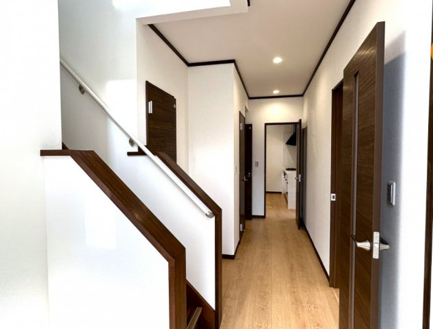 富士市今泉　中古戸建R　全１棟　のその他共用部分|1階廊下はリフォーム済フローリング張り、天井壁のクロス野張替えを行いました。明るい廊下です。