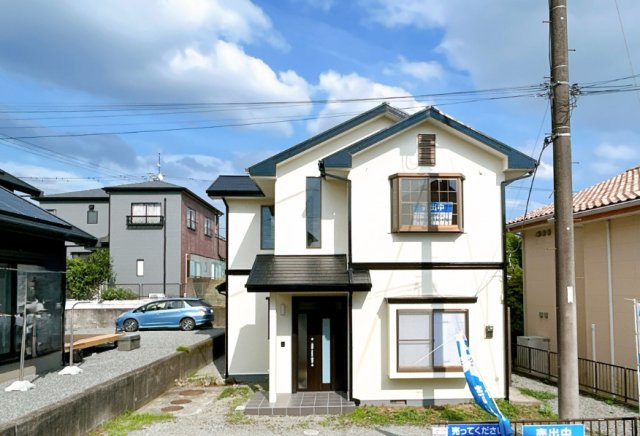 富士市今泉　中古戸建R　全１棟　の外観|きれいな外観です。前面は駐車場スペースです。外壁の塗装を行いました。