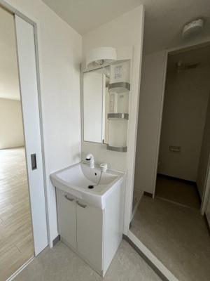 【洗面所】 | 前川コーポ | ゆったりとスペースのある洗面所