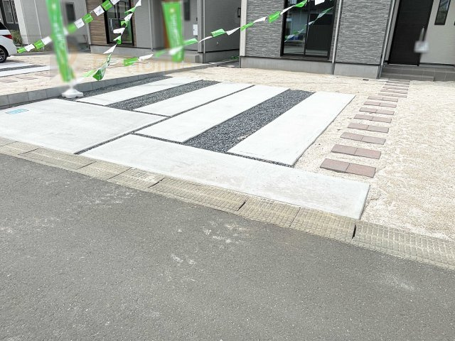土浦市北荒川沖町5期　新築戸建て　2号棟の駐車場|カースペースは2台お停めいただけます♪