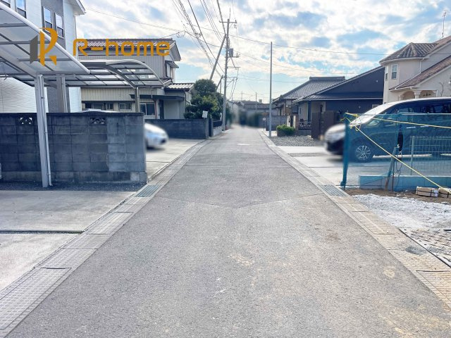 土浦市北荒川沖町5期　新築戸建て　2号棟の前面道路含む現地写真|『今から見たい！』大歓迎です♪
お気軽にＲ－ｈomeまでお問い合わせください。