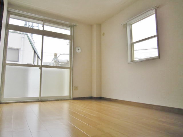 プラザ朝霧の洋室