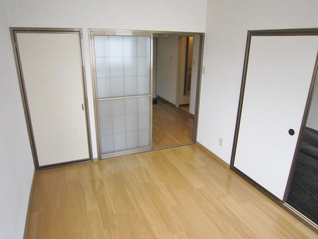 プラザ朝霧の洋室