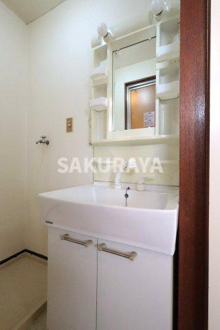 メゾンヴィラ １の独立洗面台|2025年4月撮影。現況と異なる場合があります。