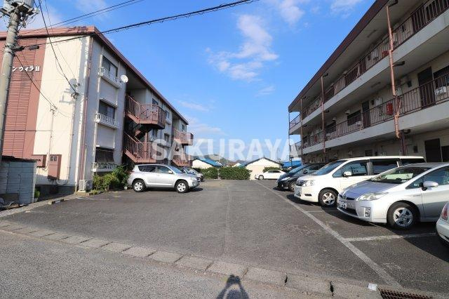 メゾンヴィラ １の駐車場