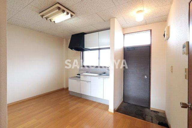 メゾンヴィラ １の居間・リビング|ダイニング。2025年4月撮影。現況と異なる場合があります。