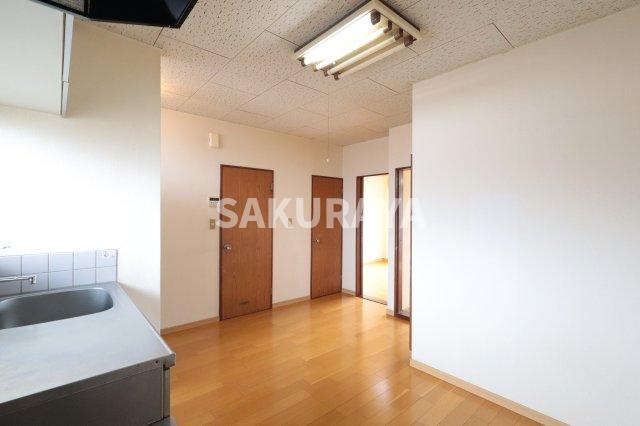 メゾンヴィラ １の居間・リビング|ダイニング。2025年4月撮影。現況と異なる場合があります。