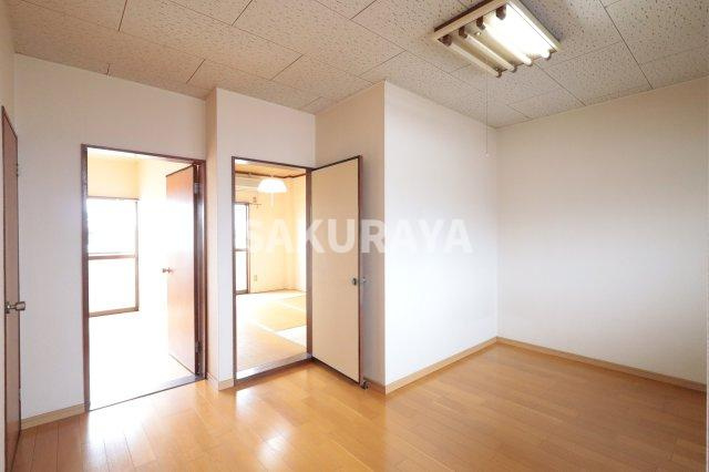 メゾンヴィラ １の居間・リビング|ダイニング。2025年4月撮影。現況と異なる場合があります。