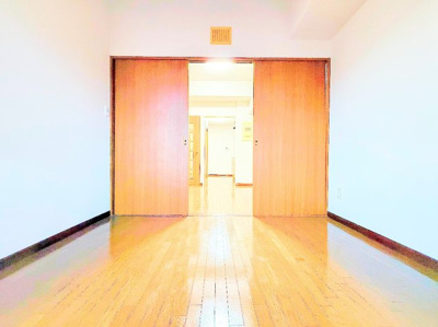 【洋室】 | サージュ白楽 | ◆感性を育むプライベートルームはシンプルでスマートな空間。好みの空間で読書をしたり、音楽を聞いたりと一人の時間も充実したものにできます。