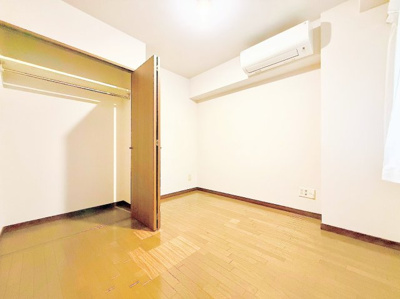 【洋室】 | サージュ白楽 | ◆子どものスタディ空間として、あるいは書斎やホビールームとして生活スタイルに合わせて使えるプライベートルーム。居心地のいい落ち着いたインテリアが似合います。