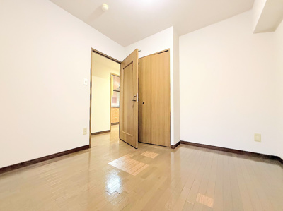 【洋室】 | サージュ白楽 | ◆室内はいつも明るい印象なので気持ちの良い朝を迎えられます。各部屋にはクローゼットを完備しており、収納が多いお家はすっきりして快適空間です。