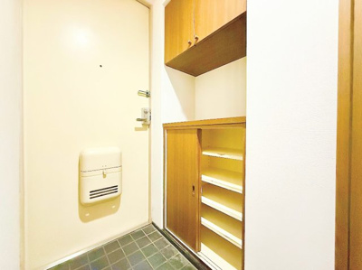 【玄関】 | サージュ白楽 | ◆明るい玄関です！散らかりやすい玄関もスッキリするシューズボックス付き。