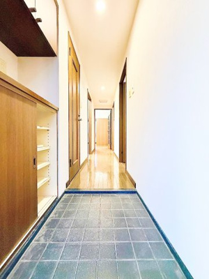【玄関】 | サージュ白楽 | ◆光の渦が溢れた明るい玄関ホール。「おかえり」と「ただいま」が交差するお家の顔とも言える場所は爽やかで心地良い空間となっています。すっきり片付いた玄関で来客時にも自信が持てそう。