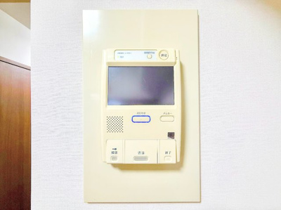 【防犯設備】 | サージュ白楽 | ◆受話器を持たずに、来訪者と通話ができ、モニターで姿が確かめられるインターホンを採用しました。暮らしの安心感を一層高めます。