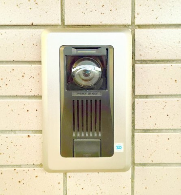 【防犯設備】 | サージュ白楽 | ◆玄関に行かなくても来訪者が確認でき、ハンズフリーで会話をすることが出来ます。モニターを確認する事によって防犯効果も高まります。