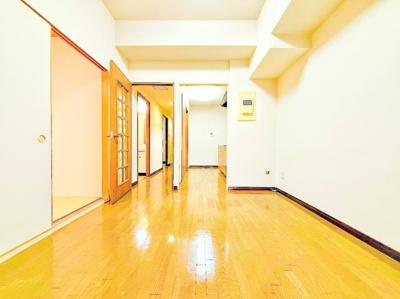 【ダイニング】 | サージュ白楽 | ◆柔らかな色合いのフローリングと清潔感のあふれる白のクロスが明るい空間を創り出しているダイニング。家族の集まる憩いの場にふさわしいです。