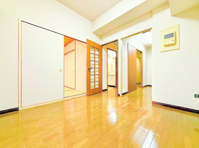 【キッチン】 | サージュ白楽 | ダイニングは、シックでモダンな内装。落ち着いた雰囲気に包まれて、伸びやかな空間のなかで、ゆったりと家族団らんのひとときを過ごせます。