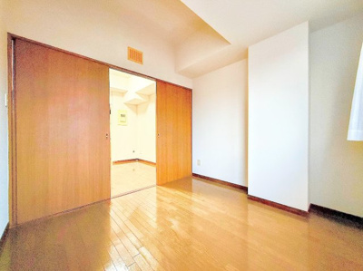 【洋室】 | サージュ白楽 | ◆柔らかい陽光が差し込む明るいお部屋を演出する設計。彩光の取れる窓が気持ちの良いお部屋を創り上げます。