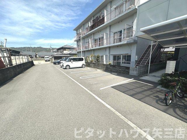 徳島市八万町内浜の賃貸マンションの駐車場|カースペースがあります