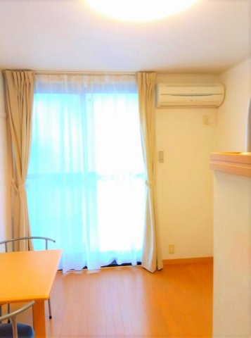 レオパレスシティーCの居間・リビング