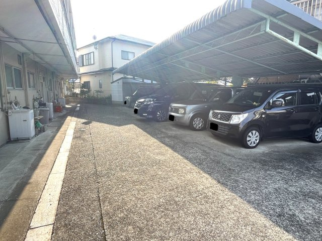 サニーコートの駐車場