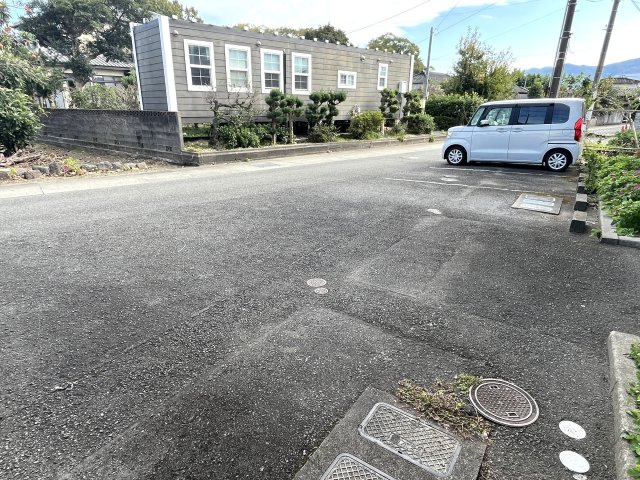 サンライズ西村の駐車場