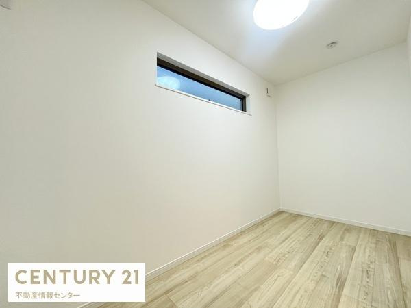 【子供部屋】 | 小林東２丁目　新築戸建3号地 | 4帖のお部屋は書斎にも収納にお使いいただけます！