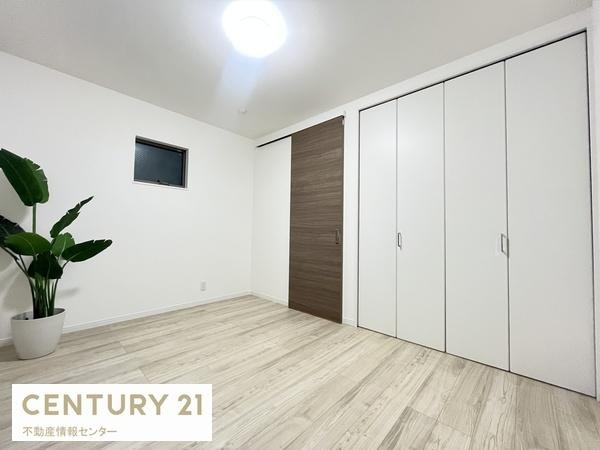 【洋室】 | 小林東２丁目　新築戸建3号地 | 1階洋室6帖のお部屋は大きな収納付き！