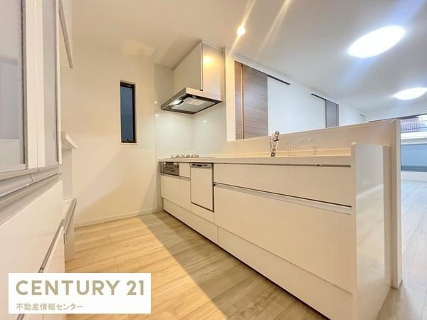 【キッチン】 | 小林東２丁目　新築戸建3号地 | システムキッチンもお洒落です！
食洗機付きで家事の時短にもなりますね！
カウンターキッチンなのでご家族の様子を見ながら調理ができます！