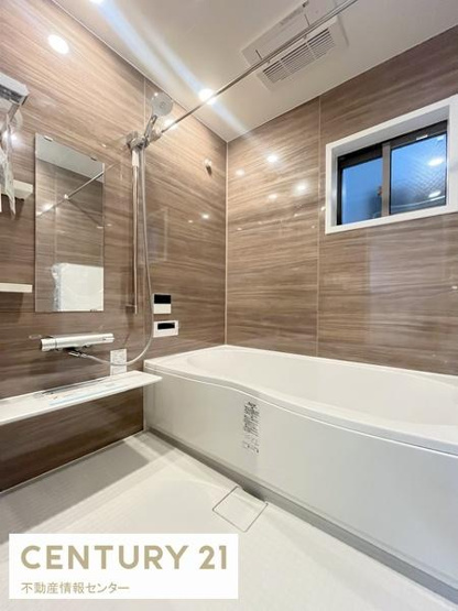 【浴室】 | 小林東２丁目　新築戸建3号地 | 浴室乾燥機もございます。
雨の日の洗濯も心配無用ですね！浴室に窓があるのも換気ができていいですね