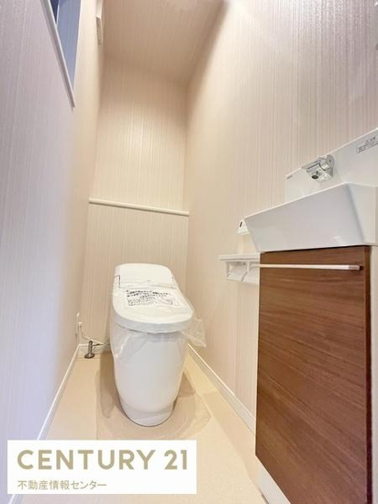 【トイレ】 | 小林東２丁目　新築戸建3号地 | 温水洗浄機能付きトイレは自動で開閉します！