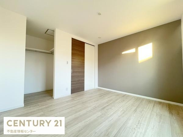 【寝室】 | 小林東２丁目　新築戸建3号地 | 3階7帖の広めのお部屋は採光良好！