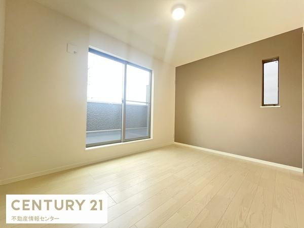 【洋室】 | 鶴町１丁目　新築戸建　全２区画の１号地 | 3階バルコニー側の6.2帖のお部屋は採光良好