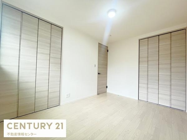 【子供部屋】 | 鶴町１丁目　新築戸建　全２区画の１号地 | 2面収納スペースがあり季節ものなども楽々収納！