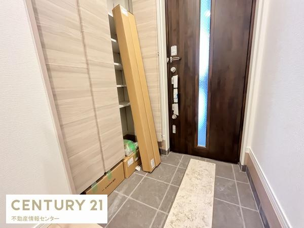 【玄関】 | 鶴町１丁目　新築戸建　全２区画の１号地 | 広い玄関に大容量のシューズボックス付き