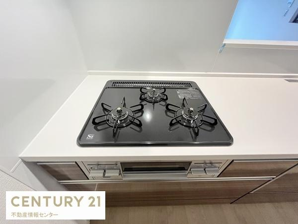 【キッチン】 | 鶴町１丁目　新築戸建　全２区画の１号地 | 三口のガスコンロです
