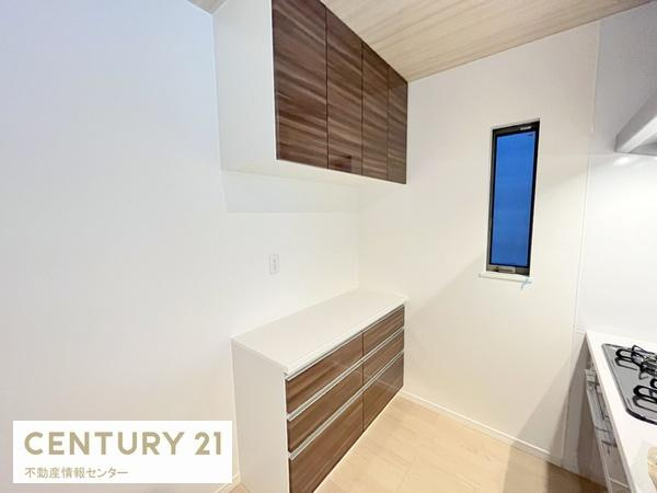 【キッチン】 | 鶴町１丁目　新築戸建　全２区画の１号地 | カップボード付きで小物や食器も収納可能！