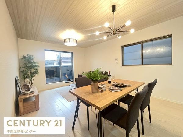 【居間・リビング】 | 鶴町１丁目　新築戸建　全２区画の１号地 | 約16帖のリビングで南向きのバルコニーからよく陽が入ります！