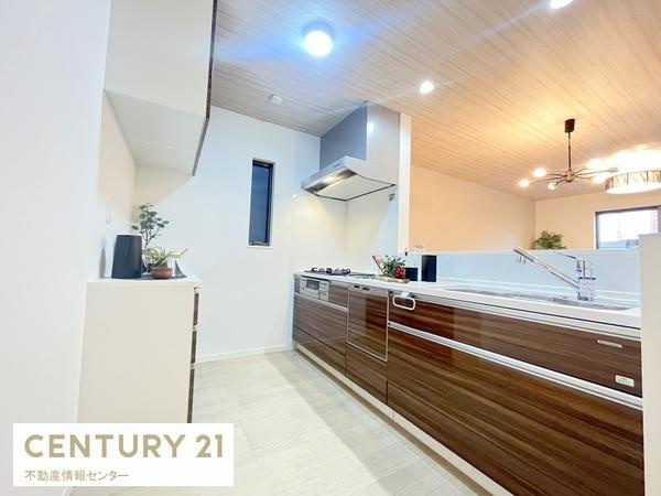 【キッチン】 | 鶴町１丁目　新築戸建　全２区画の１号地 | 大きなシステムキッチンと後ろ側にはカップボード付き！