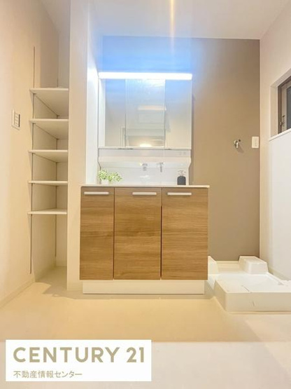 【独立洗面台】 | 鶴町１丁目　新築戸建　全２区画の１号地 | 洗面所には収納スペースも多く設置！