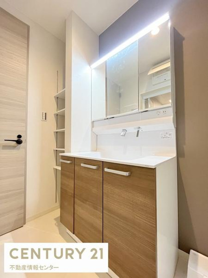 【独立洗面台】 | 鶴町１丁目　新築戸建　全２区画の１号地 | 大きな独立洗面台！便利な三面鏡仕様！