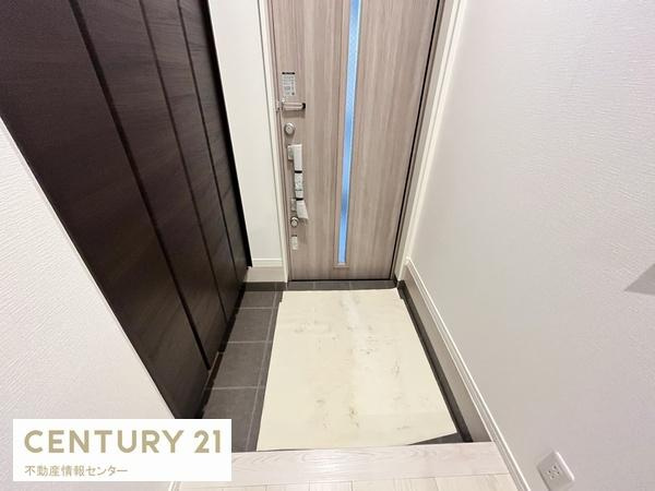 【玄関】 | 鶴町１丁目　新築戸建　全２区画の２号地 | 広い玄関に大容量のシューズボックス付き