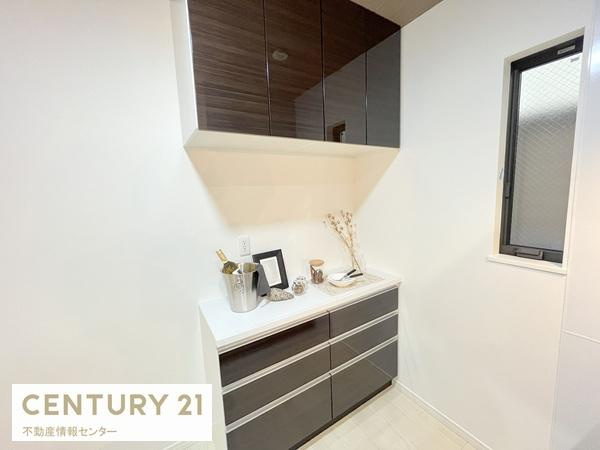 【キッチン】 | 鶴町１丁目　新築戸建　全２区画の２号地 | カップボード付きで小物や書記も収納可能！